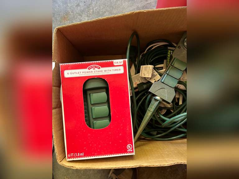 4 Outlet stakes and power cords.