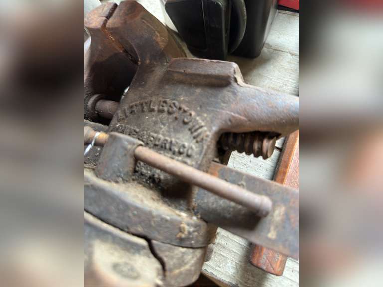 Bench vise, 3 1/2 inch bite