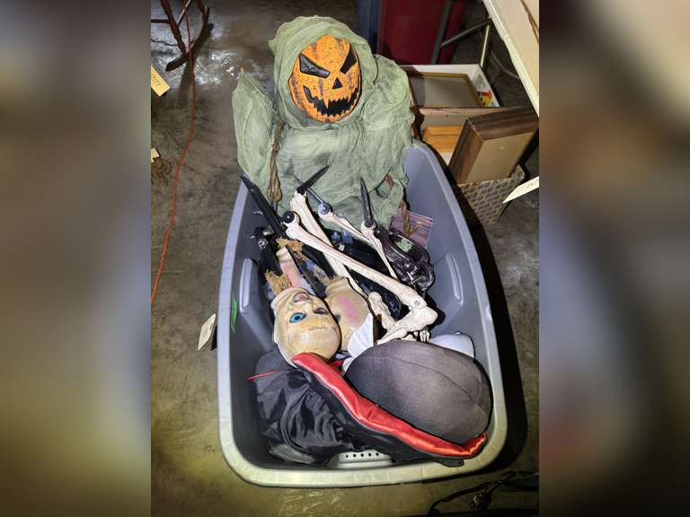 Tote with Halloween decorations