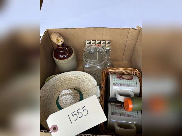 Miscellaneous household decoratives.