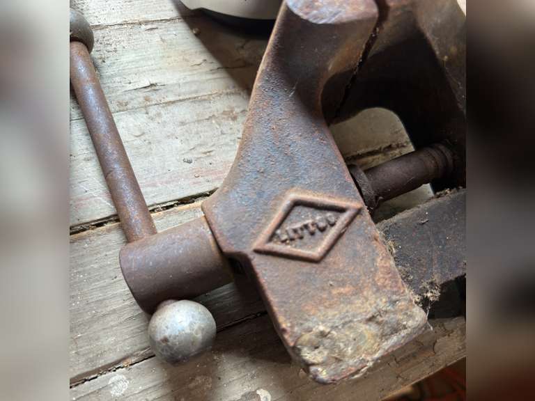Bench vise, 3 1/2 inch bite