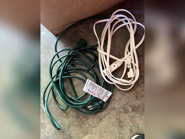 4 Outlet stakes and power cords.