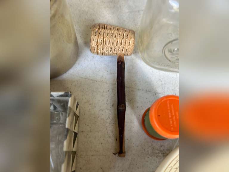 Miscellaneous household decoratives.