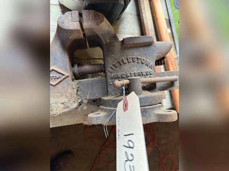 Bench vise, 3 1/2 inch bite