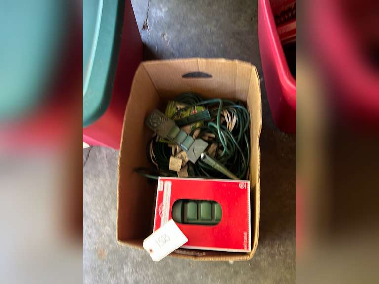 4 Outlet stakes and power cords.