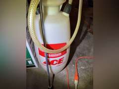 3 Gallon tank sprayer, seems to be holding pressure