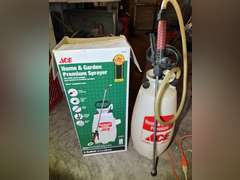 3 Gallon tank sprayer, seems to be holding pressure