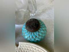 Miscellaneous household decoratives.