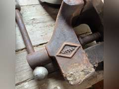 Bench vise, 3 1/2 inch bite