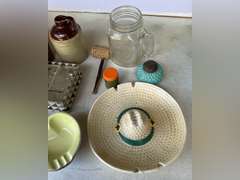 Miscellaneous household decoratives.