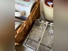 Miscellaneous household decoratives.