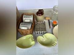 Miscellaneous household decoratives.