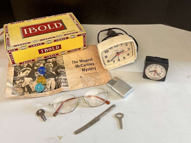 IBOLD cigar box with contents.