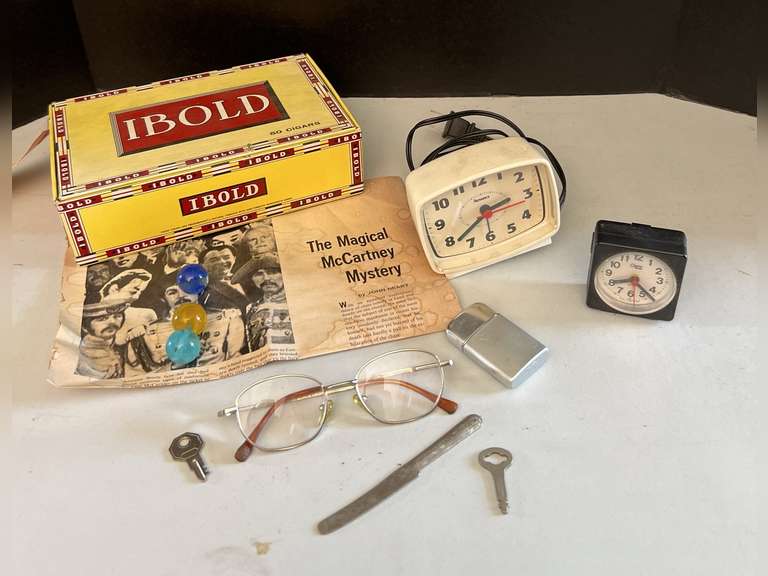 IBOLD cigar box with contents.