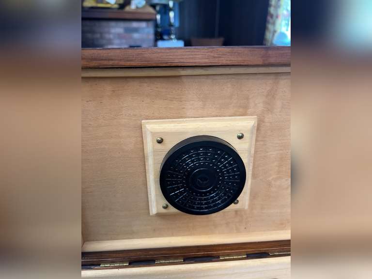 Humidor and cutter. Box is 8“ x 11“ x 3“.
