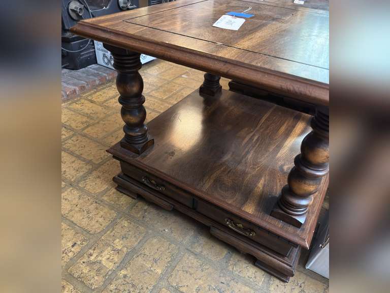 End table, 20 inches tall by 24 in.²