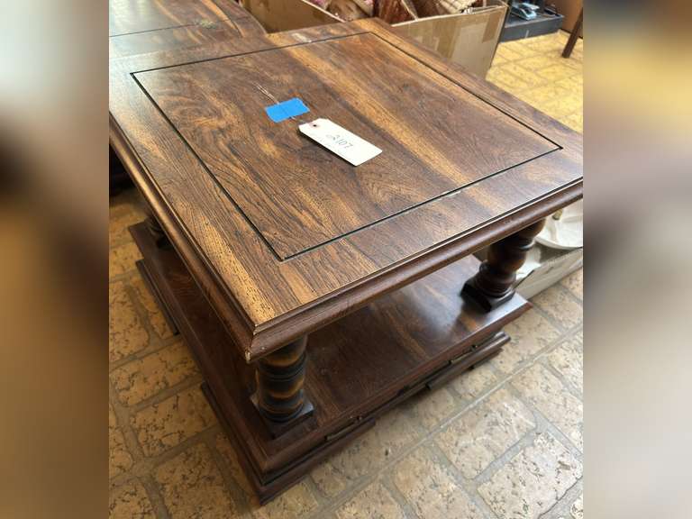 End table, 20 inches tall by 24 in.²