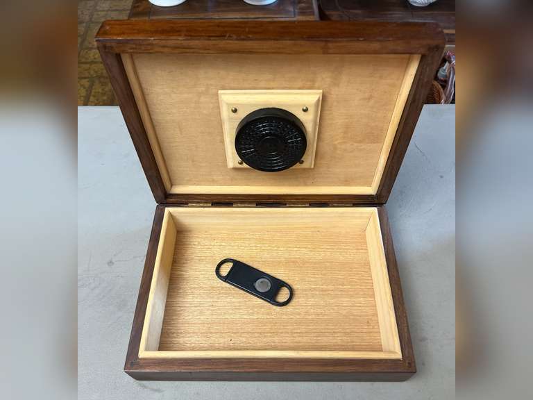 Humidor and cutter. Box is 8“ x 11“ x 3“.