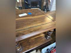 End table, 20 inches tall by 24 in.²