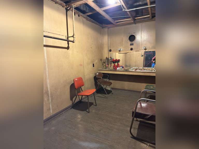 Johanna’s dressing room cleanout