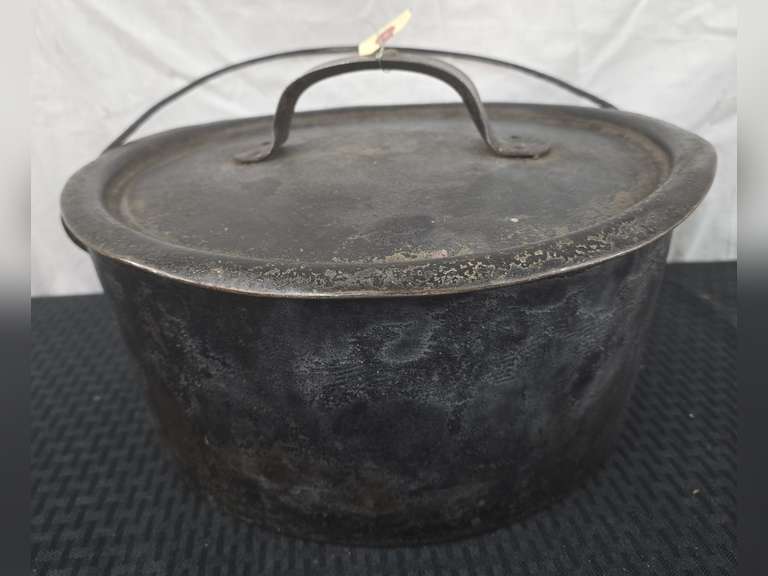 Gate Marked Cast Iron Pot with Wire Bail and Lid