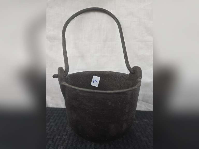 Smoke Rim, Metal Bail, Cast Iron Pot