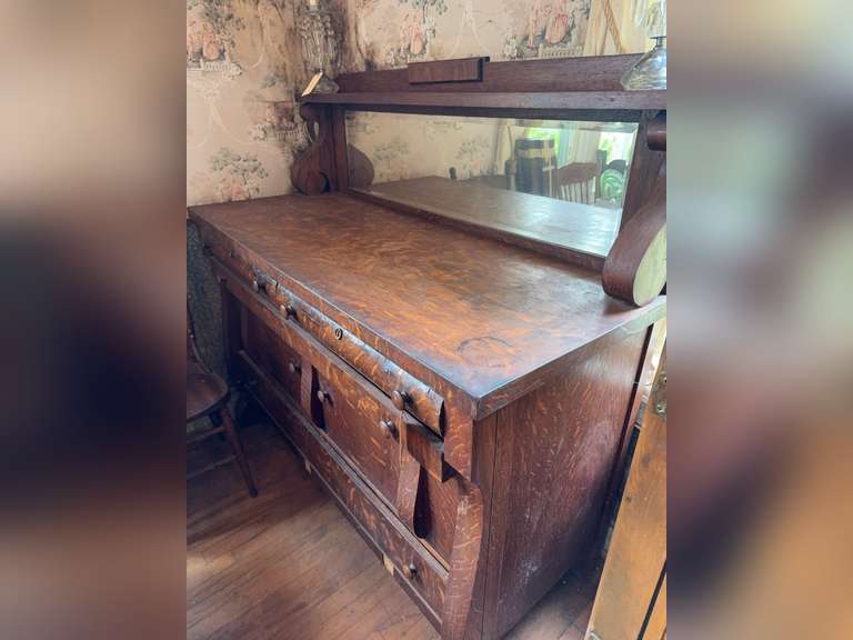 Antique oak sideboard with mirror. Needs some veneer repairs.