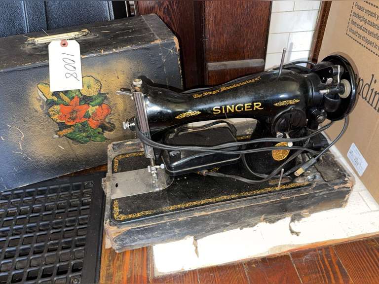 Singer. Tested and power on using foot pedal