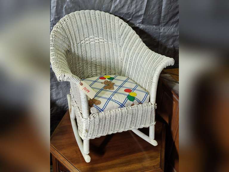 Wicker Rocking Spoon Child's wicker rocker - Northern Kentucky Auction, LLC