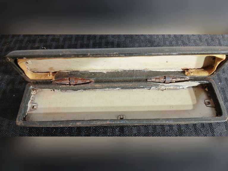 C S Company Quadruple Plate Hair Pin Box with 1 Hair Pin
