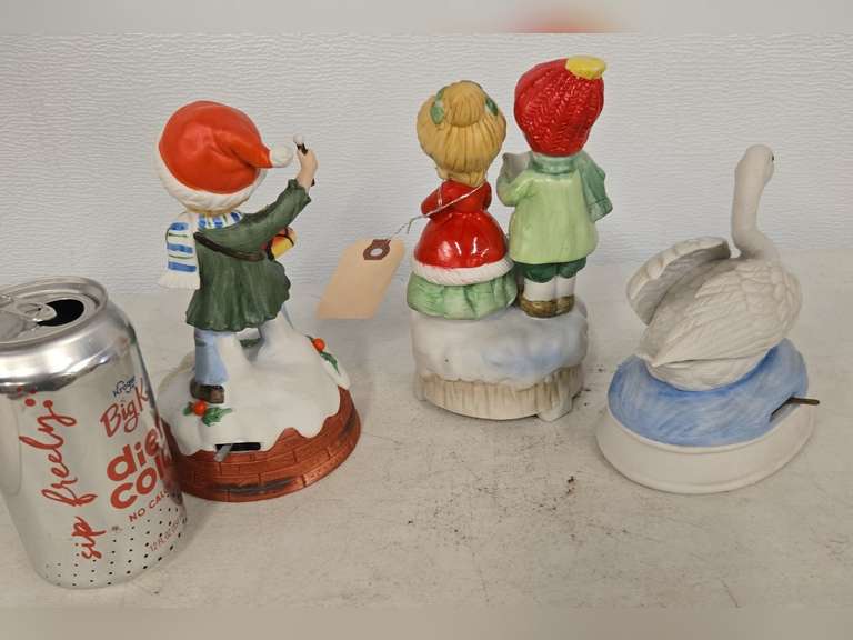 3 Music boxes, drummer does not play