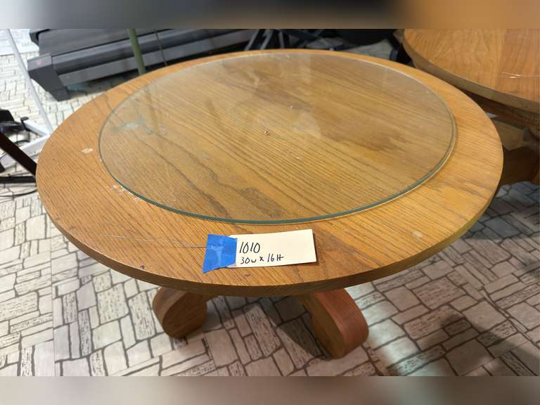 Round oak coffee table - 30x16