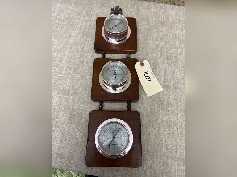 Barometer, temperature & humidity gauges.