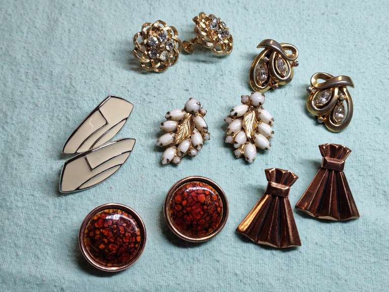 Signed jewelry earrings