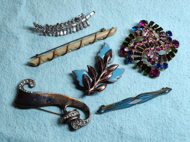 Old jewelry brooch lot