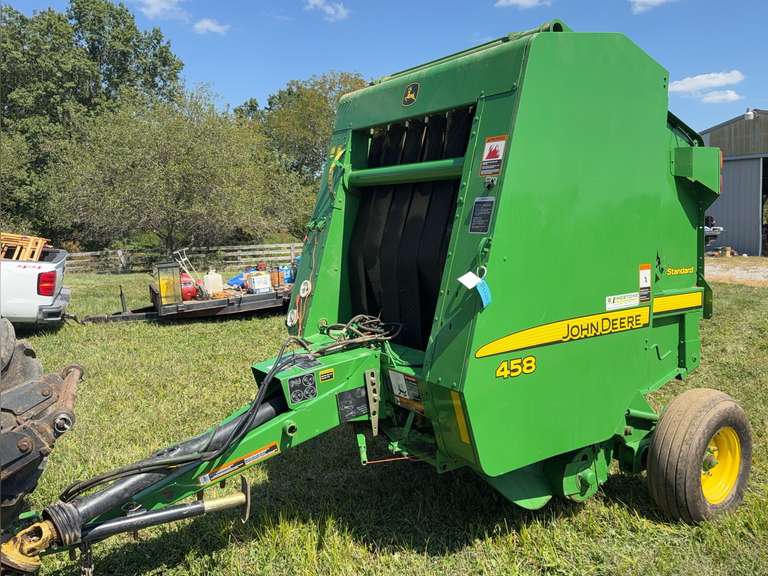 John Deere 485 round bailer.