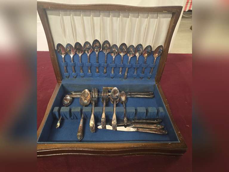 Wm. Rogers Exquisite flatware in chest, 58 pieces