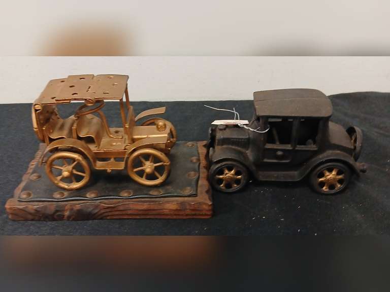 2 Metal replica cars