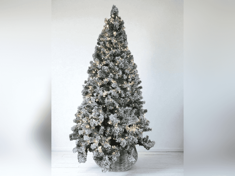 7 1/2ft Lighted, Flocked Christmas Tree