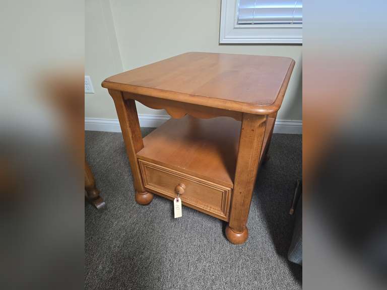 Wooden End Table / Night Stand (matches lot 6) 22x26x23in