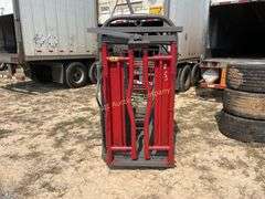 WW Cattle Squeeze Chute 8'