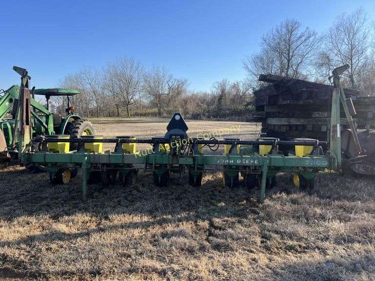 John Deere 7300 8 row vacuum planter with markers Nutt Auction