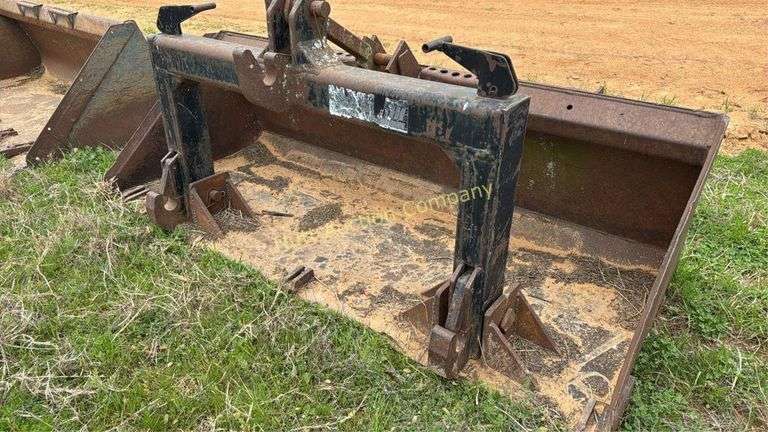 Quick attach skid steer bucket with quick hitch built in