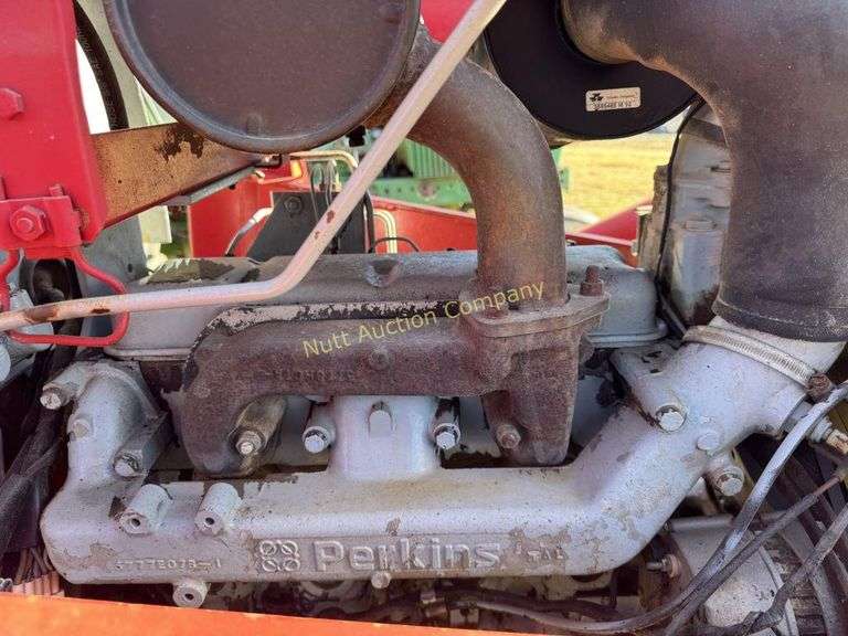 Massey-Ferguson 383 Tractor with MF 236 Loader. 3126 hours showing. NO BRAKES. Massey-Ferguson NO BUCKET. MF 383 Tractor, fea