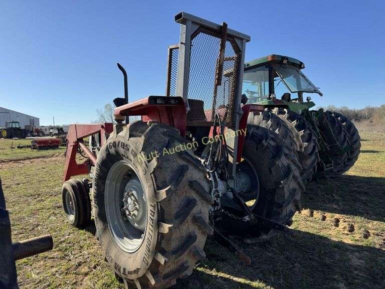 Massey-Ferguson 383 Tractor with MF 236 Loader. 3126 hours showing. NO BRAKES. Massey-Ferguson NO BUCKET. MF 383 Tractor, fea