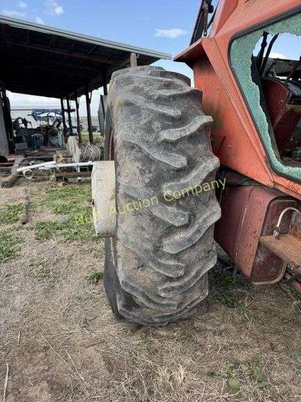 Allis Chalmers 7050. For parts to repair. Condition unknown.