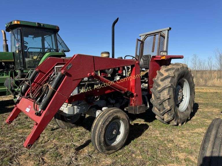 Massey-Ferguson 383 Tractor with MF 236 Loader. 3126 hours showing. NO BRAKES. Massey-Ferguson NO BUCKET. MF 383 Tractor, fea