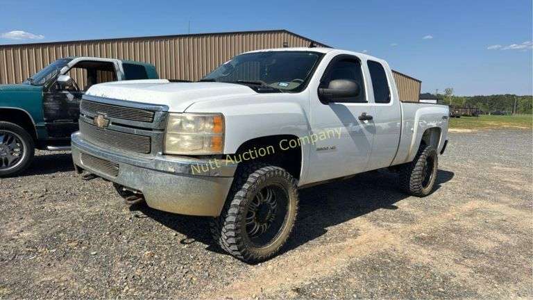 2011 Chevrolet Silverado 2500 Vin 1GC2KVCG3BZ411416 Miles showing 315992 Engine V8, 6 Gas NEW TRANSMISSION AT 220,000 MILES