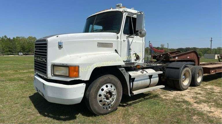 2003 Mack CH613 Day Cab, -W/TITLE(SLOW TITLE) Eaton 10 Speed, Wet Kit, Miles showing 973,090, VIN#1M1AA13Y33W155149