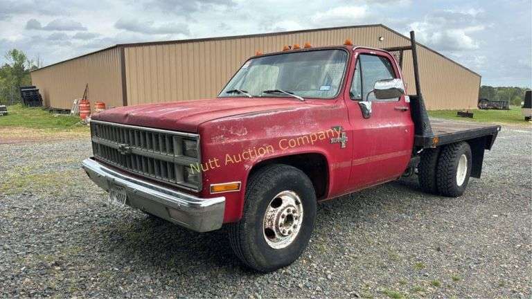 1982Chevrolet Silverado 1 ton w/flatbed WITH TITLE Vin 1GBHC34M0CV112432 Miles showing 66,728 Manual transmission